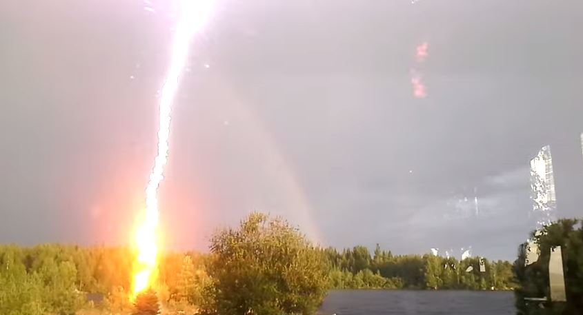ΒΙΝΤΕΟ-Έσκασε κεραυνός μπροστά της