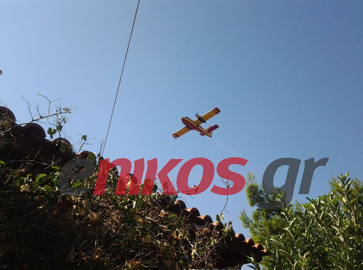 ΦΩΤΟ-Καναντέρ κάνουν ρίψεις νερού στα Σπάτα