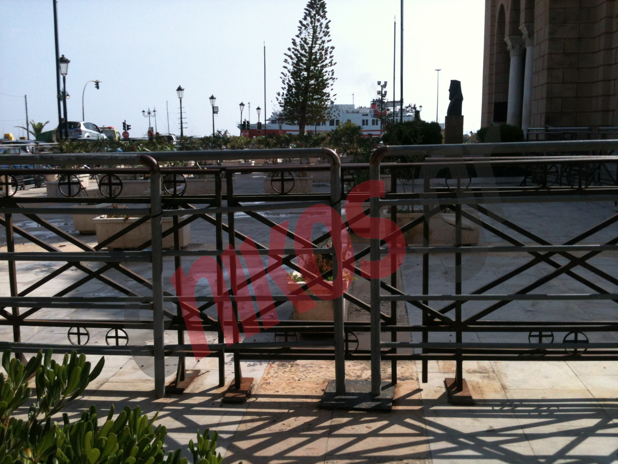 ΦΩΤΟ-Ζάκυνθος-Πλατεία “φρούριο” με κάγκελα και ζαρντινιέρες