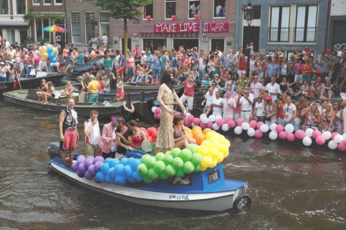 ΦΩΤΟ-Άμστερνταμ: Το Gay Parade και ο φόρος τιμής στα θύματα του Boeing