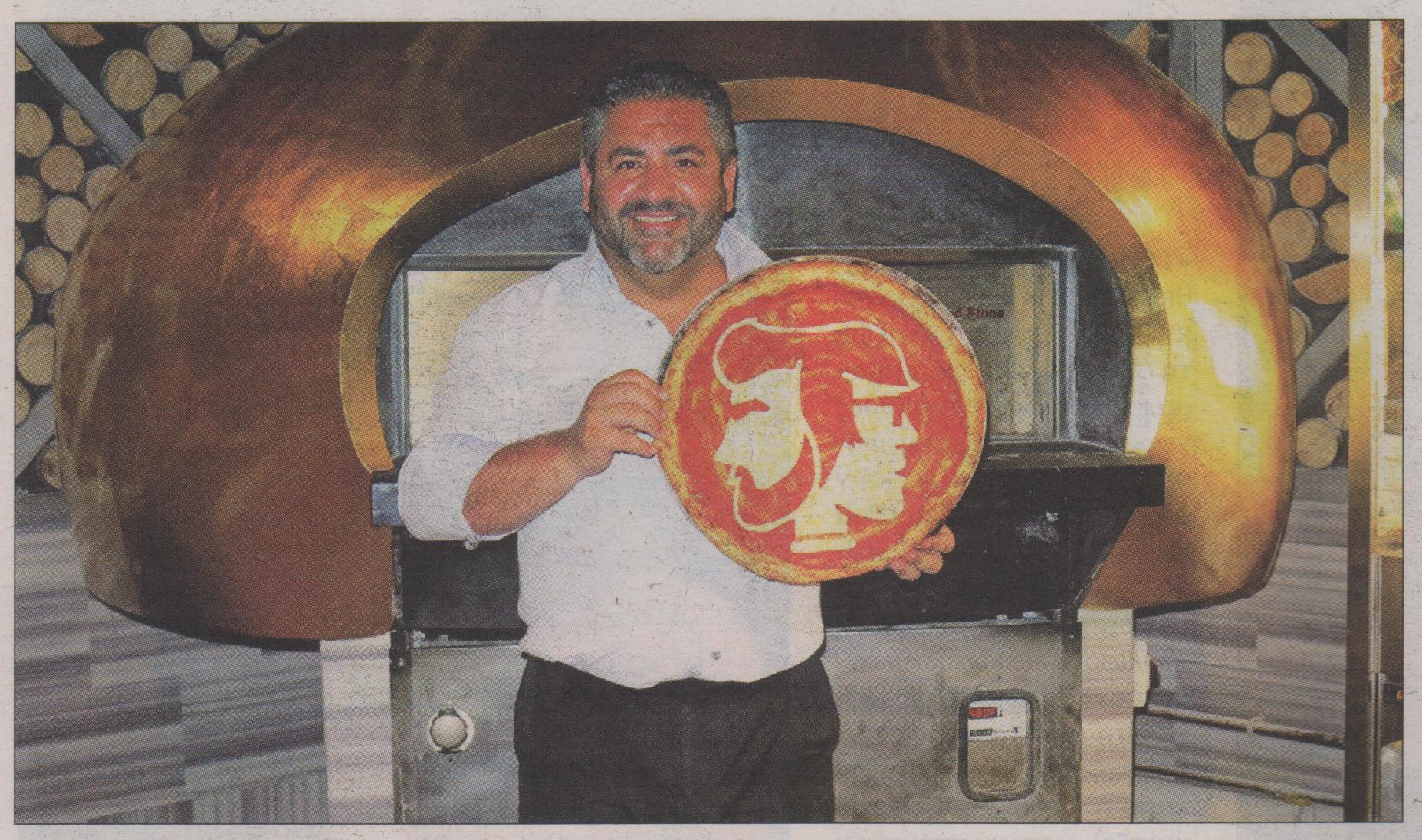 ΦΩΤΟ-“Ζωγραφίζει” με… πίτσες