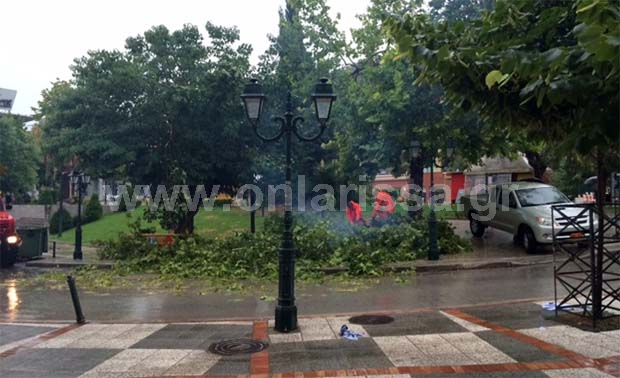 ΦΩΤΟ-Στο σκοτάδι τα Φάρσαλα από την κακοκαιρία