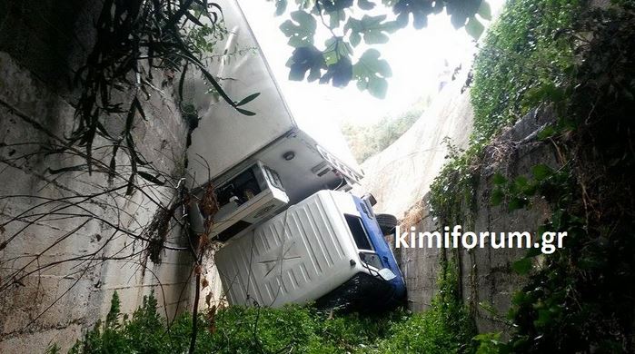 ΦΩΤΟ-Φορτηγό έπεσε σε γκρεμό