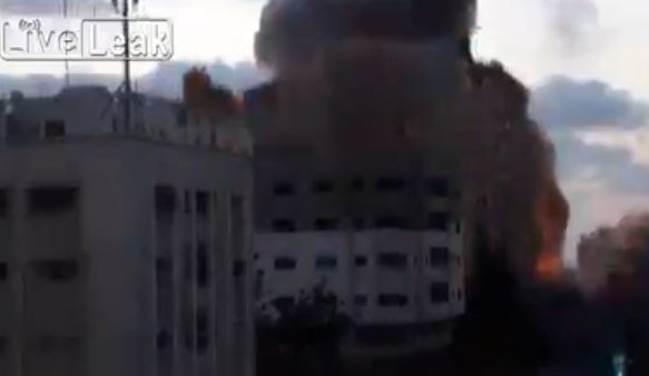 ΒΙΝΤΕΟ-Η στιγμή του χτυπήματος στην πολυκατοικία στη Γάζα
