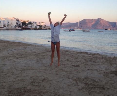 ΦΩΤΟ-Γιατί πανηγυρίζει η Καραβάτου στην παραλία