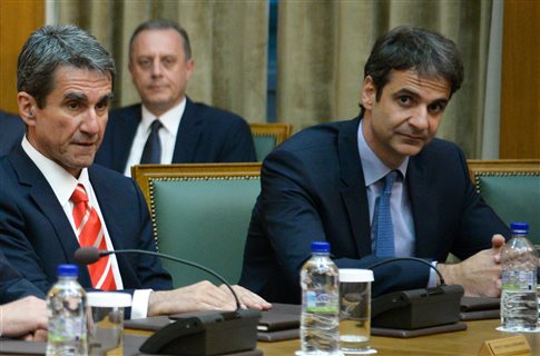 Κυβερνητικοί τριγμοί από την κόντρα Μητσοτάκη – Λοβέρδου