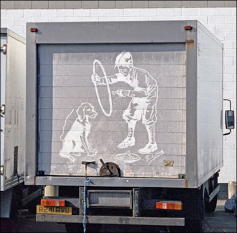 ΦΩΤΟ-Μετατρέπει βρώμικα φορτηγά σε… έργα τέχνης