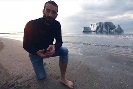 ΒΙΝΤΕΟ-Θα ζήσει για ένα χρόνο σε παγόβουνο