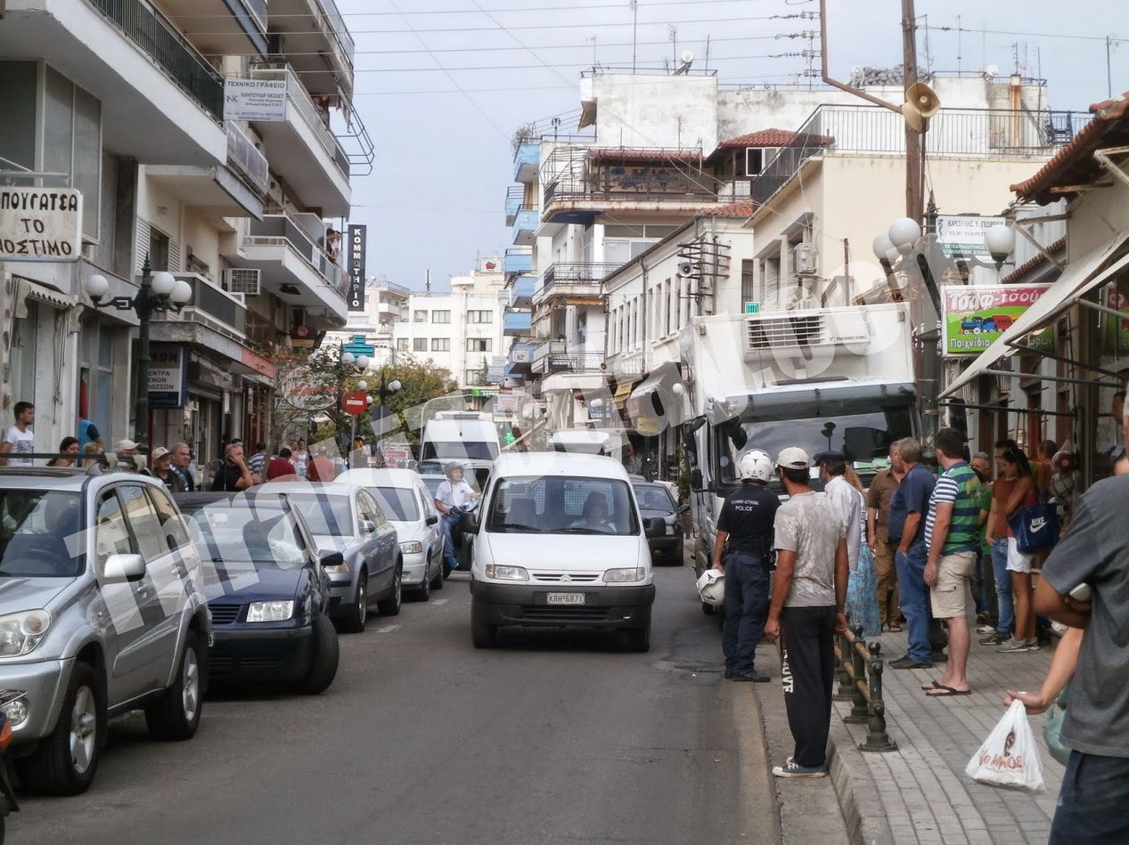 ΦΩΤΟ-Οδηγούσε και τράκαρε με… πόρτα
