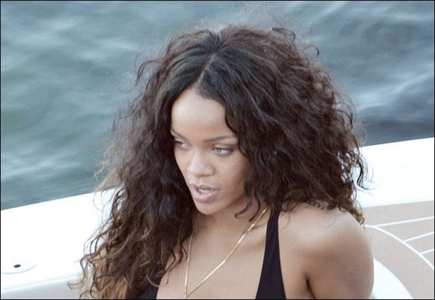 ΦΩΤΟ-Η Rihanna συνεχίζει τις διακοπές της στη Σικελία