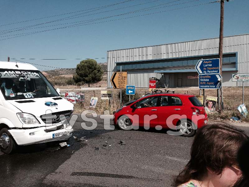 ΦΩΤΟ-Βαν με τουρίστες συγκρούστηκε με ΙΧ στο οποίο επέβαινε οικογένεια