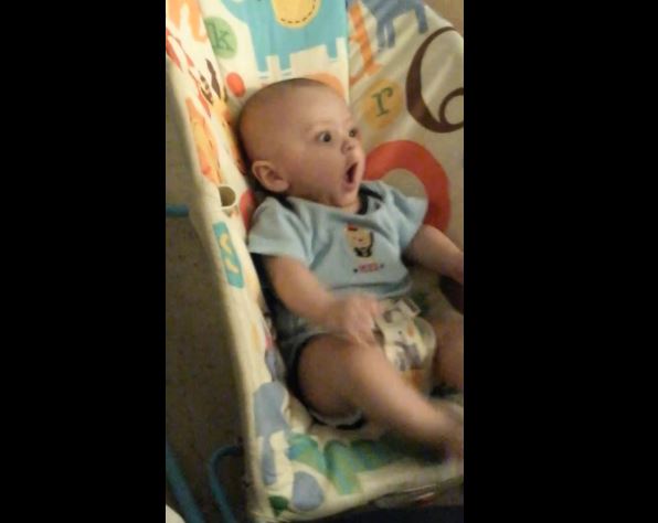 ΒΙΝΤΕΟ-Μωρό ενθουσιάζεται με… τηλεκοντρόλ