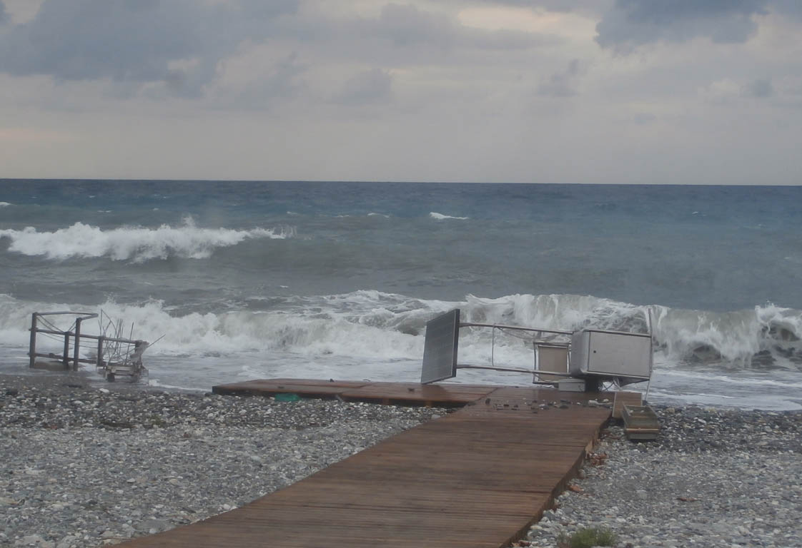 ΦΩΤΟ-Τα κύματα διέλυσαν την ράμπα για άτομα με κινητικά προβλήματα
