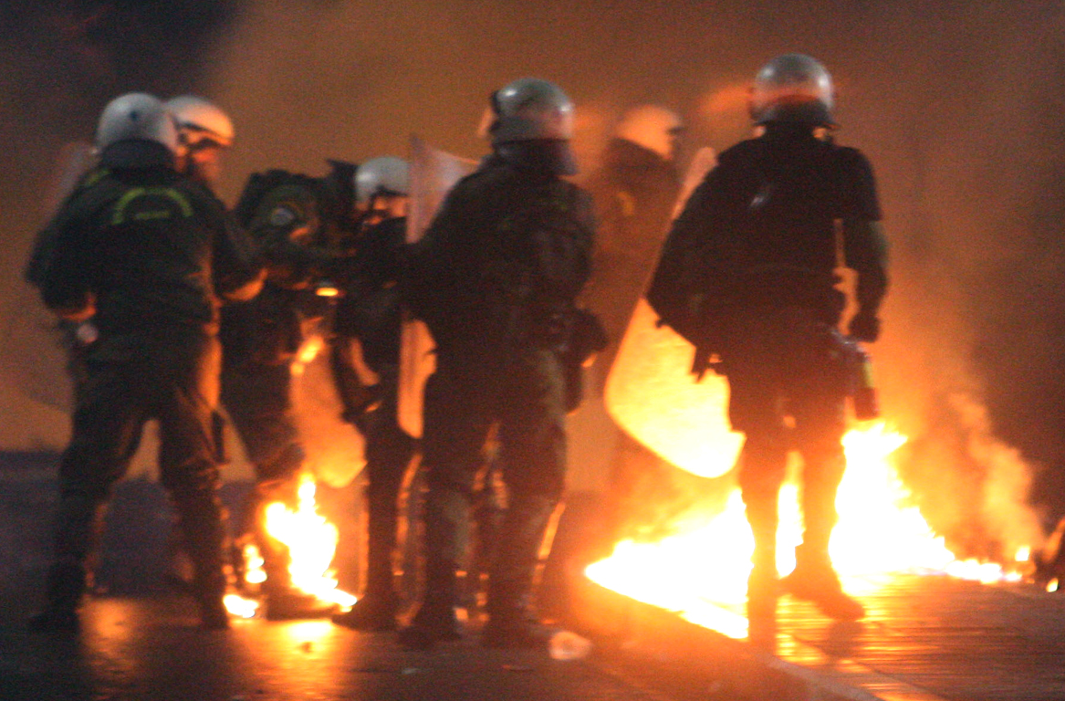 Μολότοφ σε διμοιρία των ΜΑΤ