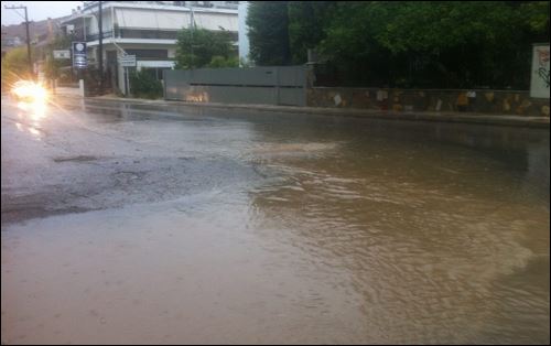 ΦΩΤΟ-Πλημμύρισαν οι δρόμοι στην Χαλκίδα