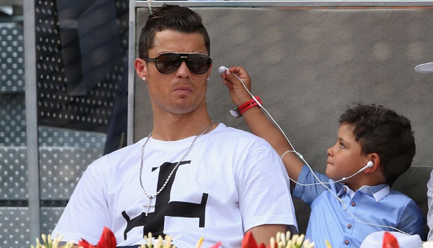 ΦΩΤΟ-Τα παιχνίδια του Ρονάλντο με το γιο του