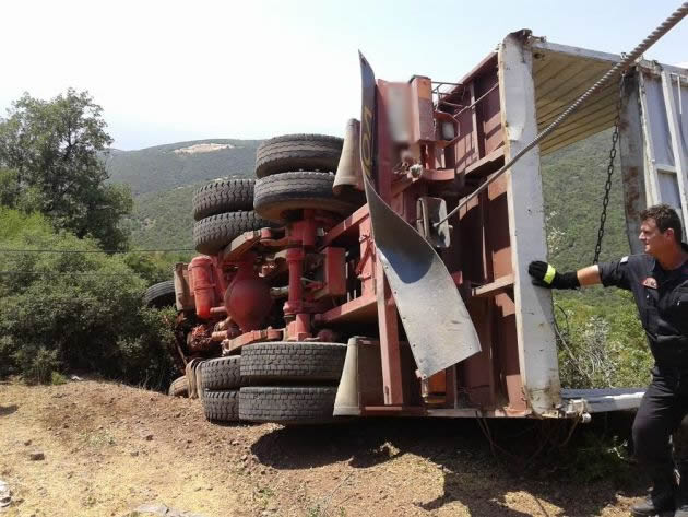 ΦΩΤΟ-Πατέρας και γιος έπεσαν στον γκρεμό με το φορτηγό