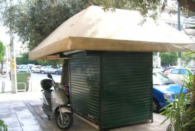 Στα αζήτητα τα περίπτερα στην Πάτρα