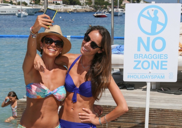 Σε αυτή την παραλία οι selfies απαγορεύονται