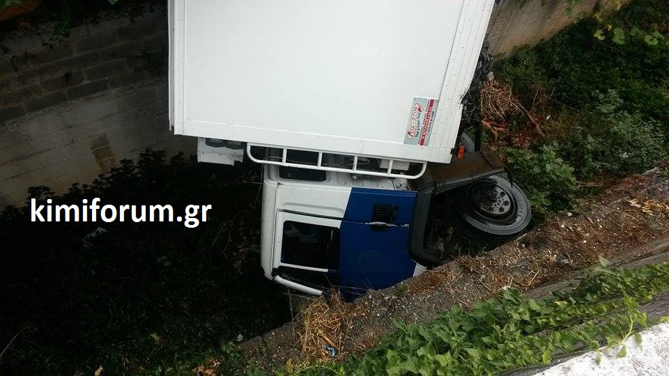ΦΩΤΟ-Φορτηγό έπεσε σε χαντάκι 3 μέτρων