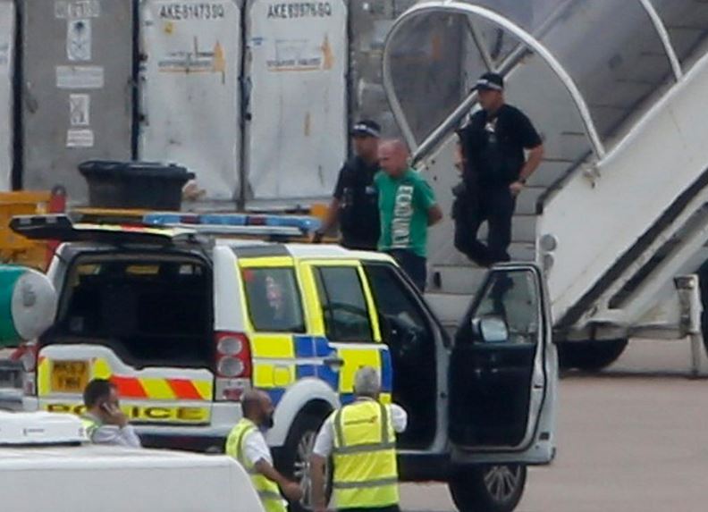 ΦΩΤΟ-Συνελήφθη ο επιβάτης που έκανε φάρσα για βόμβα στο αεροπλάνο