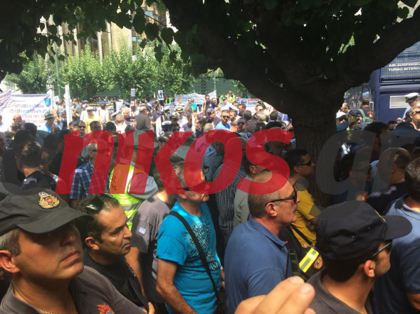 “Ο εμπαιγμός της συγκυβέρνησης μας οδηγεί στην εξαθλίωση”