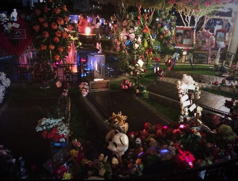 ΦΩΤΟ-Εκατοντάδες “πιστοί” τίμησαν τον Έλβις