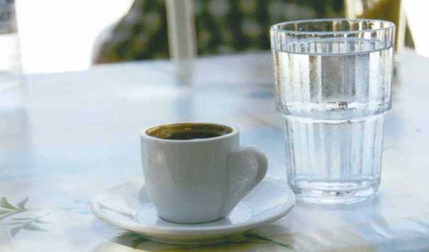 Τους έβρισε γιατί ζήτησαν παγωμένο νερό