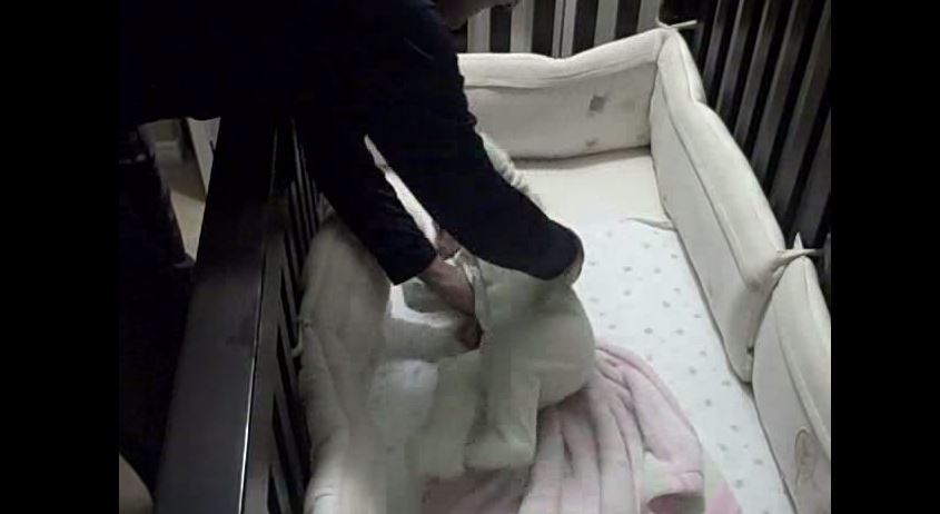 ΒΙΝΤΕΟ-Τι κάνει ένας μπαμπάς για να βάλει για ύπνο την κόρη του;
