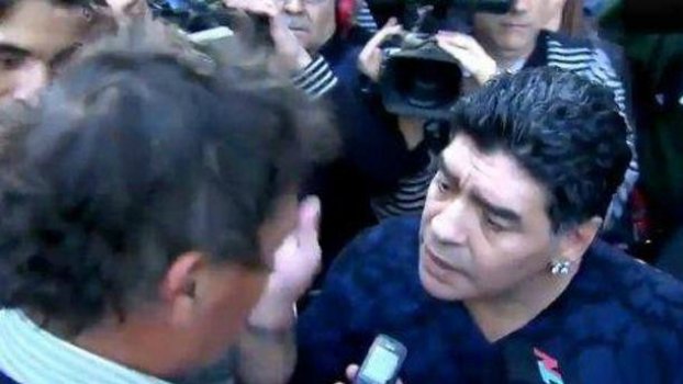 ΒΙΝΤΕΟ-Ο Μαραντόνα χαστούκισε δημοσιογράφο