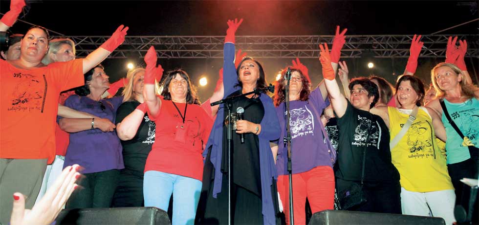 Τους ενόχλησε το γάντι της Χαρούλας, λένε οι καθαρίστριες