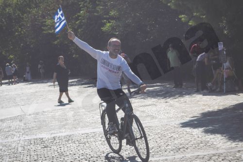 ΦΩΤΟ-Δωρίζει το ποδήλατό του για τα γλυπτά του Παρθενώνα