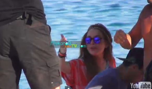 ΒΙΝΤΕΟ-Η ενόχληση της Λίντσεϊ Λόχαν με τους παπαράτσι στη Μύκονο