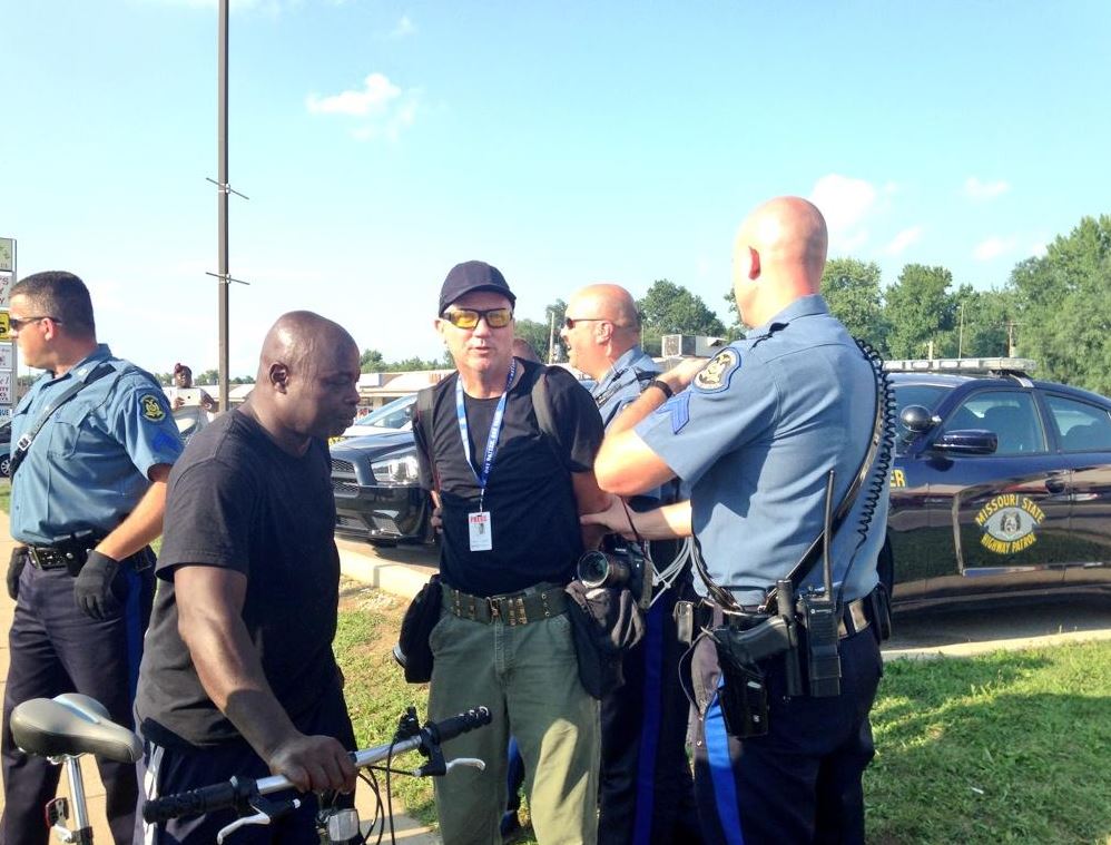 ΦΩΤΟ-Συνελήφθη φωτορεπόρτερ στο Φέργκιουσον