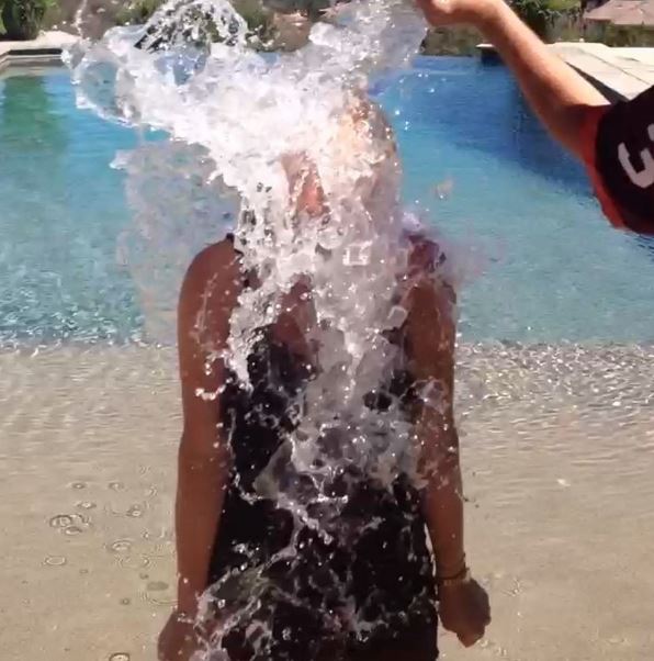 BINTEO-Kαι η Μπρίτνεϊ Σπίαρς έγινε μούσκεμα