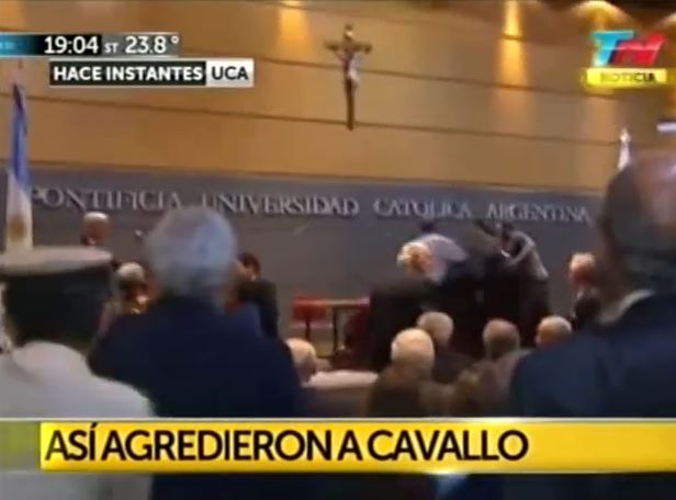 ΒΙΝΤΕΟ-“Έφαγε” αυγά ο πρώην υπ. Οικονομικών της Αργεντινής