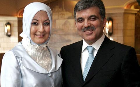 Επίθεση της συζύγου του Γκιουλ στο κόμμα του Ερντογάν