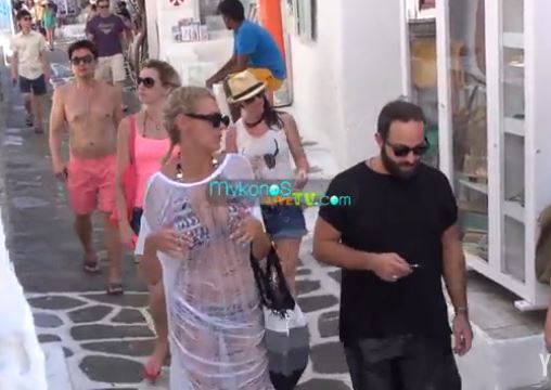 ΒΙΝΤΕΟ-Η Σάσα Σταμάτη βολτάρει στη Μύκονο