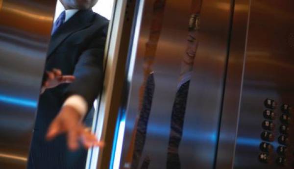 Λάρισα-Έζησαν στιγμές τρόμου μέσα σε ασανσέρ