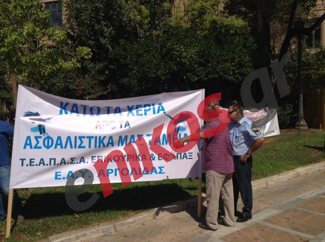 ΦΩΤΟ-Οι ένστολοι στην πλατεία Κολοκοτρώνη