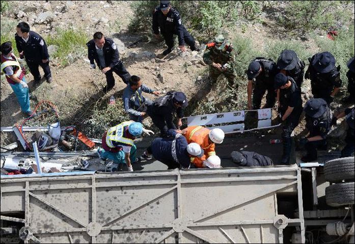 Τραγωδία στην Κίνα – 44 νεκροί από πτώση λεωφορείου