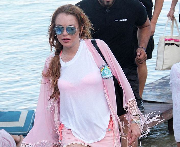 ΦΩΤΟ-Συνεχίζει τις διακοπές της στη Μύκονο η Lohan