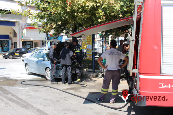 ΦΩΤΟ-Φωτιά σε αυτοκίνητο στο κέντρο της Πρέβεζας