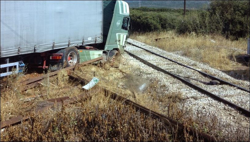 ΦΩΤΟ-Σύγκρουση νταλίκας με Intercity στην Αμφίκλεια