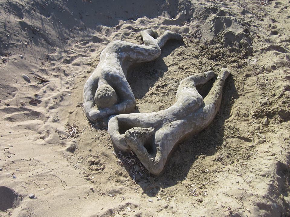 ΦΩΤΟ-Το γλυπτό στην άμμο που άφησε άναυδους τους λουόμενους