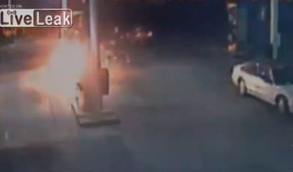 ΒΙΝΤΕΟ-Οδηγός προκάλεσε έκρηξη σε βενζινάδικο