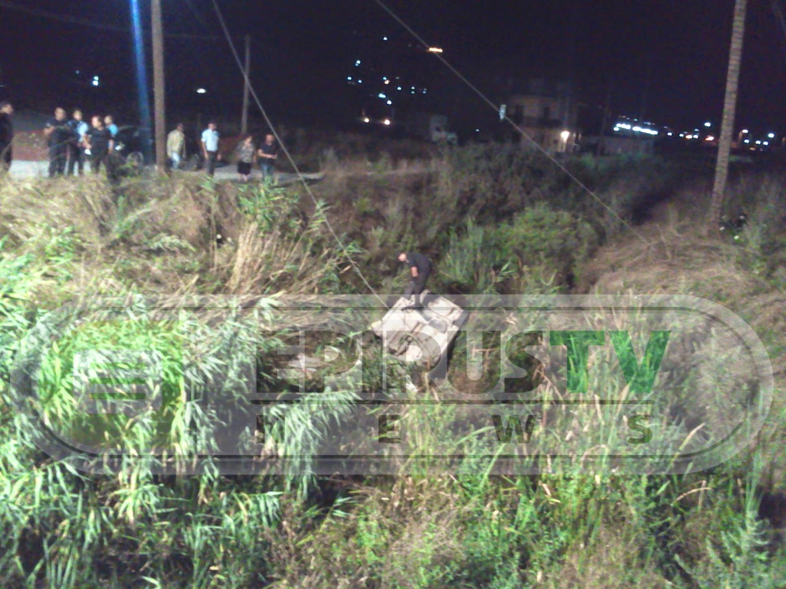 ΦΩΤΟ-Γιάννενα-Αυτοκίνητο «βούτηξε» σε αποστραγγιστική τάφρο