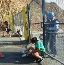 ΦΩΤΟ-Διαμαρτυρία γυναικών στην πύλη του εργοταξίου στις Σκουριές