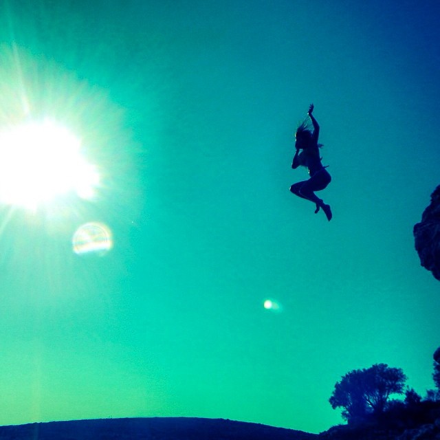 ΦΩΤΟ-Ποια τραγουδίστρια τόλμησε αυτή τη βουτιά;