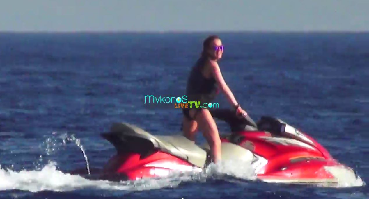 ΒΙΝΤΕΟ-Η Λίντσεϊ Λόχαν κάνει τζετ σκι στη Μύκονο